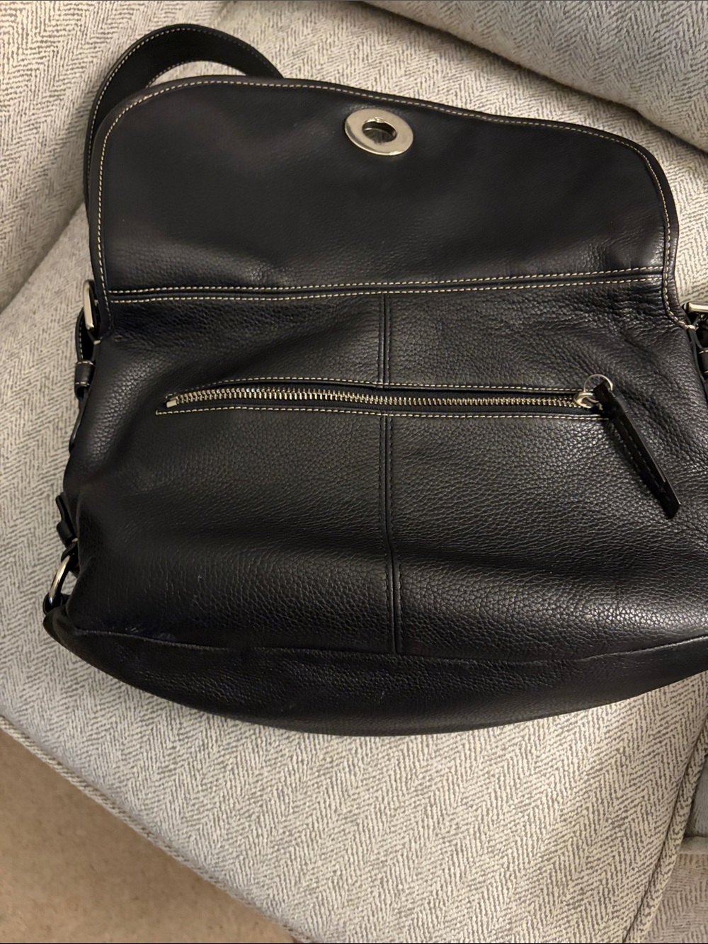 Coach Black Leather Shoulder Bag with Turn-Lock Detail - Picture 3 of 4